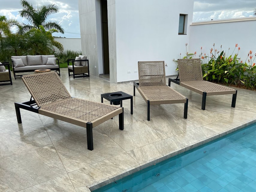 Ambiente externo decorado com móveis Elite